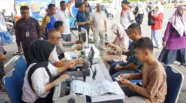ASN dan masyarakat Kota Pariaman memanfaatkan layanan program SAJUMPA untuk membayar pajak kendaraan di halaman Balai Kota Pariaman.(poto: padangkita.com).