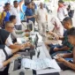 ASN dan masyarakat Kota Pariaman memanfaatkan layanan program SAJUMPA untuk membayar pajak kendaraan di halaman Balai Kota Pariaman.(poto: padangkita.com).