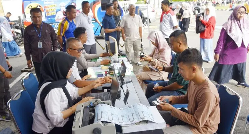 ASN dan masyarakat Kota Pariaman memanfaatkan layanan program SAJUMPA untuk membayar pajak kendaraan di halaman Balai Kota Pariaman.(poto: padangkita.com).