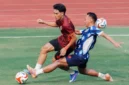 Dua pemain Semen PAdang FC tengah saling berebut bola saat menjalani latihan persiapan jelang sejumlah laga uji coba.(poto: padangkita.com).