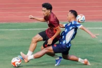 Dua pemain Semen PAdang FC tengah saling berebut bola saat menjalani latihan persiapan jelang sejumlah laga uji coba.(poto: padangkita.com).