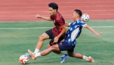 Dua pemain Semen PAdang FC tengah saling berebut bola saat menjalani latihan persiapan jelang sejumlah laga uji coba.(poto: padangkita.com).
