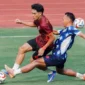 Dua pemain Semen PAdang FC tengah saling berebut bola saat menjalani latihan persiapan jelang sejumlah laga uji coba.(poto: padangkita.com).