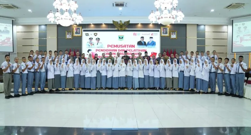 Gubernur Sumatera Barat (Sumbar), Mahyeldi Ansharullah bersama Calon Pasukan Pengibar Bendera Pusaka (Paskibraka) Provinsi Sumbar Tahun 2026.(poto: padangkita.com).
