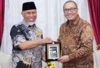 Gubernur Sumbar, Mahyeldi Ansharullah dan Direktur Jenderal Asia Pasifik dan Afrika Kementerian Luar Negeri (Kemenlu) RI, Santo Darmosumarto, di Istana Gubernuran, Senin (10/8/2026).(poto: padangkita.com).