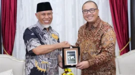Gubernur Sumbar, Mahyeldi Ansharullah dan Direktur Jenderal Asia Pasifik dan Afrika Kementerian Luar Negeri (Kemenlu) RI, Santo Darmosumarto, di Istana Gubernuran, Senin (10/8/2026).(poto: padangkita.com).
