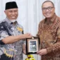 Gubernur Sumbar, Mahyeldi Ansharullah dan Direktur Jenderal Asia Pasifik dan Afrika Kementerian Luar Negeri (Kemenlu) RI, Santo Darmosumarto, di Istana Gubernuran, Senin (10/8/2026).(poto: padangkita.com).