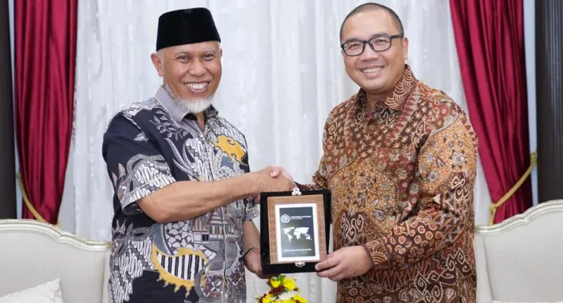 Gubernur Sumbar, Mahyeldi Ansharullah dan Direktur Jenderal Asia Pasifik dan Afrika Kementerian Luar Negeri (Kemenlu) RI, Santo Darmosumarto, di Istana Gubernuran, Senin (10/8/2026).(poto: padangkita.com).