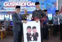 Gubernur Sumatera Barat (Sumbar), Mahyeldi Ansharullah bersama Guspardi Gaus dalam acara Peluncuran Tujuh Buku dan Diskusi Panel memperingati 70 Tahun Guspardi Gaus.(poto: padangkita.com).