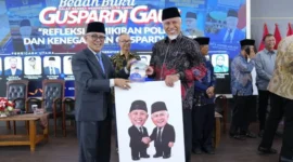 Gubernur Sumatera Barat (Sumbar), Mahyeldi Ansharullah bersama Guspardi Gaus dalam acara Peluncuran Tujuh Buku dan Diskusi Panel memperingati 70 Tahun Guspardi Gaus.(poto: padangkita.com).