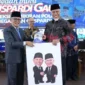 Gubernur Sumatera Barat (Sumbar), Mahyeldi Ansharullah bersama Guspardi Gaus dalam acara Peluncuran Tujuh Buku dan Diskusi Panel memperingati 70 Tahun Guspardi Gaus.(poto: padangkita.com).