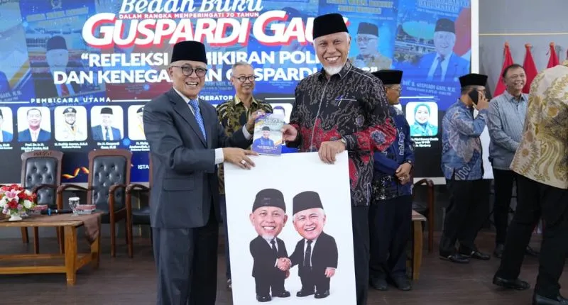 Gubernur Sumatera Barat (Sumbar), Mahyeldi Ansharullah bersama Guspardi Gaus dalam acara Peluncuran Tujuh Buku dan Diskusi Panel memperingati 70 Tahun Guspardi Gaus.(poto: padangkita.com).
