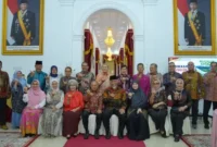 Gubernur Sumatera Barat (Sumbar), Mahyeldi Ansharullah bersama jajaran Ikatan Keluarga Alumni Lembaga Ketahanan Nasional (IKA Lemhannas) di Istana Gubernur, Jumat (21/8/2026).(poto: padangkita.com).