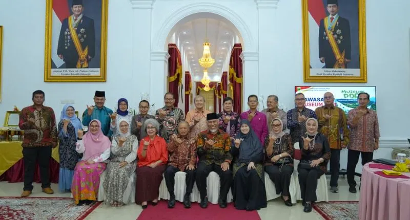 Gubernur Sumatera Barat (Sumbar), Mahyeldi Ansharullah bersama jajaran Ikatan Keluarga Alumni Lembaga Ketahanan Nasional (IKA Lemhannas) di Istana Gubernur, Jumat (21/8/2026).(poto: padangkita.com).