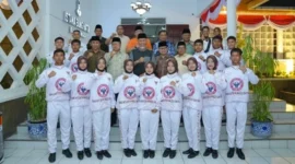 Mahyeldi Ansharullah melepas kontingen MAN 1 Bukittinggi yang akan mewakili Sumbar pada Lomba Kreasi Baris Berbaris dan Pengibaran Bendera (LKBB-PB) MPR RI 2026 tingkat nasional.(poto: padangkita.com).