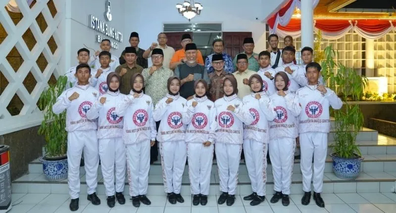 Mahyeldi Ansharullah melepas kontingen MAN 1 Bukittinggi yang akan mewakili Sumbar pada Lomba Kreasi Baris Berbaris dan Pengibaran Bendera (LKBB-PB) MPR RI 2026 tingkat nasional.(poto: padangkita.com).