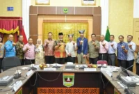  Mahyeldi Ansharullah bersama tim evaluator UNESCO Global Geopark, (UGGp) Prof. Jeon Yang Mun dari Korea Selatan dan Nicolas Klee dari Prancis, di Istana Gubernuran, Minggu malam (16/8/2026).(poto: padangkita.com).