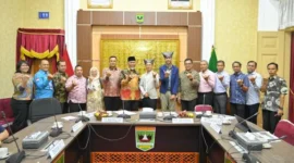  Mahyeldi Ansharullah bersama tim evaluator UNESCO Global Geopark, (UGGp) Prof. Jeon Yang Mun dari Korea Selatan dan Nicolas Klee dari Prancis, di Istana Gubernuran, Minggu malam (16/8/2026).(poto: padangkita.com).