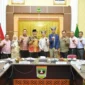  Mahyeldi Ansharullah bersama tim evaluator UNESCO Global Geopark, (UGGp) Prof. Jeon Yang Mun dari Korea Selatan dan Nicolas Klee dari Prancis, di Istana Gubernuran, Minggu malam (16/8/2026).(poto: padangkita.com).