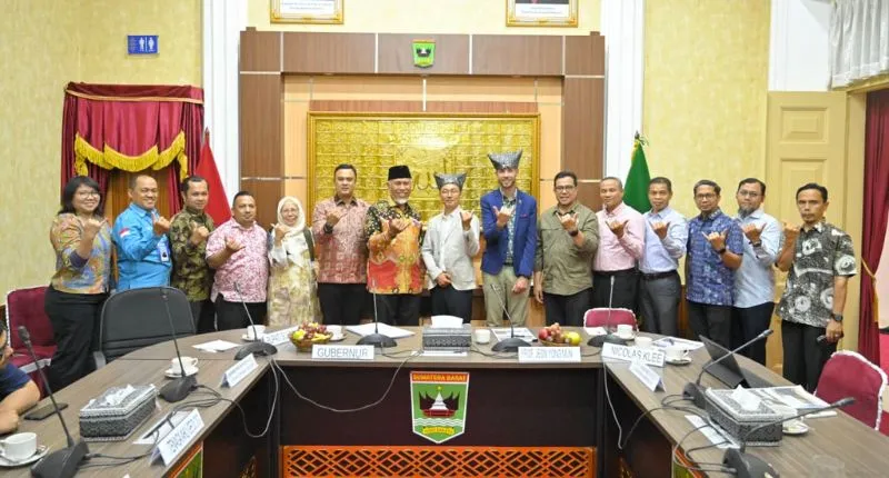  Mahyeldi Ansharullah bersama tim evaluator UNESCO Global Geopark, (UGGp) Prof. Jeon Yang Mun dari Korea Selatan dan Nicolas Klee dari Prancis, di Istana Gubernuran, Minggu malam (16/8/2026).(poto: padangkita.com).