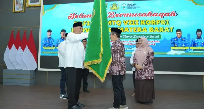 Gubernur Sumatera Barat Mahyeldi Ansharullah melepas secara resmi Kafilah MTQ KORPRI Sumbar yang akan bertanding di Kota Makassar.(poto: padangkita.com).