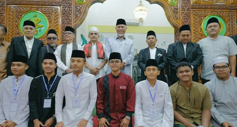 Gubernur Sumbar Mahyeldi Ansharullah bersama panitia pelaksana Lomba Khotbah Jumat dan Azan tingkat SMA/SMK se-Kota Padang.(poto: padangkita.com).