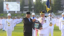 Gubernur Sumatera Barat Mahyeldi Ansharullah secara resmi menerima penganugerahan Kartika Pamong Praja Madya dari Institut Pemerintahan Dalam Negeri.(poto: padangkita.com).