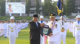 Gubernur Sumatera Barat Mahyeldi Ansharullah secara resmi menerima penganugerahan Kartika Pamong Praja Madya dari Institut Pemerintahan Dalam Negeri.(poto: padangkita.com).
