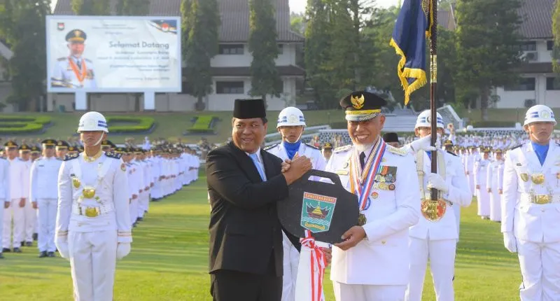 Gubernur Sumatera Barat Mahyeldi Ansharullah secara resmi menerima penganugerahan Kartika Pamong Praja Madya dari Institut Pemerintahan Dalam Negeri.(poto: padangkita.com).