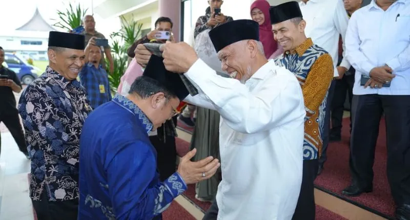 Gubernur Sumatera Barat (Sumbar) Mahyeldi Ansharullah, menyambut kedatangan Sekretaris Jenderal Kementerian Agama, Kamaruddin Amin kunjungan kerja ke Sumbar.(poto: padangkita.com).