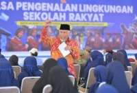 Gubernur Sumatera Barat (Sumbar) Mahyeldi Ansharullah membakar optimisme ratusan siswa Sekolah Rakyat Terintegrasi (SRT) 3 Dharmasraya.(poto: padangkita.com).