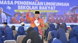 Gubernur Sumatera Barat (Sumbar) Mahyeldi Ansharullah membakar optimisme ratusan siswa Sekolah Rakyat Terintegrasi (SRT) 3 Dharmasraya.(poto: padangkita.com).