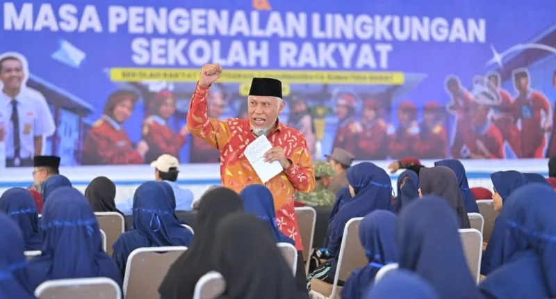 Gubernur Sumatera Barat (Sumbar) Mahyeldi Ansharullah membakar optimisme ratusan siswa Sekolah Rakyat Terintegrasi (SRT) 3 Dharmasraya.(poto: padangkita.com).