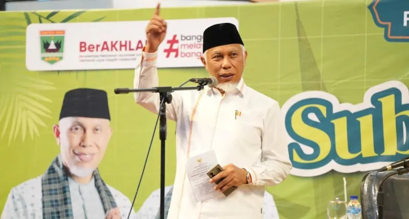 Gubernur Sumbar Mahyeldi dalam kegiatan Subuh Mubarakah ASN Pemprov Sumbar di Masjid Raya Syekh Ahmad Khatib Al-Minangkabawi, Minggu (2/8/2026).(poto: padangkita.com).