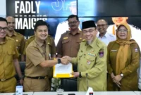 Maigus Nasir, bersama pimpinan OPD usai memimpin Rapat Pelaksanaan Program Layanan Lumpur Tinja Terjadwal (LLTT) Kota Padang di Gedung Putih, Kediaman Resmi Wali Kota Padang, Senin (3/8/2026).(poto: padangkita.com).