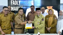 Maigus Nasir, bersama pimpinan OPD usai memimpin Rapat Pelaksanaan Program Layanan Lumpur Tinja Terjadwal (LLTT) Kota Padang di Gedung Putih, Kediaman Resmi Wali Kota Padang, Senin (3/8/2026).(poto: padangkita.com).