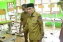 Wakil Wali Kota Padang Maigus Nasir ketika meninjau sekolah yang terdampak banjir.(poto: padangkita.com).