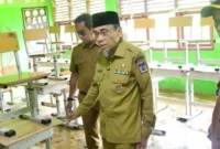 Wakil Wali Kota Padang Maigus Nasir ketika meninjau sekolah yang terdampak banjir.(poto: padangkita.com).