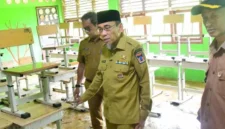 Wakil Wali Kota Padang Maigus Nasir ketika meninjau sekolah yang terdampak banjir.(poto: padangkita.com).