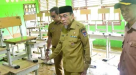 Wakil Wali Kota Padang Maigus Nasir ketika meninjau sekolah yang terdampak banjir.(poto: padangkita.com).