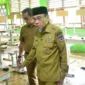 Wakil Wali Kota Padang Maigus Nasir ketika meninjau sekolah yang terdampak banjir.(poto: padangkita.com).