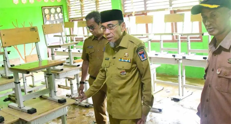 Wakil Wali Kota Padang Maigus Nasir ketika meninjau sekolah yang terdampak banjir.(poto: padangkita.com).