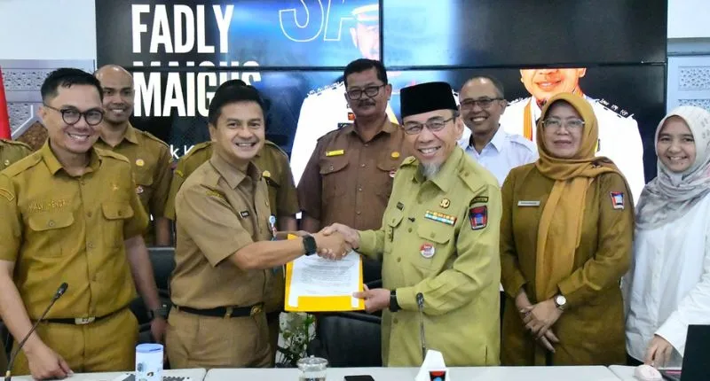 Maigus Nasir, bersama pimpinan OPD usai memimpin Rapat Pelaksanaan Program Layanan Lumpur Tinja Terjadwal (LLTT) Kota Padang di Gedung Putih, Kediaman Resmi Wali Kota Padang, Senin (3/8/2026).(poto: padangkita.com).