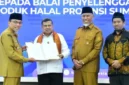 BPJPH Ahmad Haikal Hasan dan Gubernur Sumbar Mahyeldi Ansharullah. jajaran bupati, wali kota, Kepala Balai PJPH Sumbar Ikrar Abdi.(poto: padangkita.com).