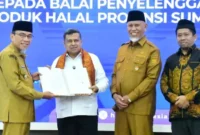 BPJPH Ahmad Haikal Hasan dan Gubernur Sumbar Mahyeldi Ansharullah. jajaran bupati, wali kota, Kepala Balai PJPH Sumbar Ikrar Abdi.(poto: padangkita.com).