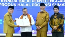 BPJPH Ahmad Haikal Hasan dan Gubernur Sumbar Mahyeldi Ansharullah. jajaran bupati, wali kota, Kepala Balai PJPH Sumbar Ikrar Abdi.(poto: padangkita.com).
