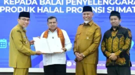 BPJPH Ahmad Haikal Hasan dan Gubernur Sumbar Mahyeldi Ansharullah. jajaran bupati, wali kota, Kepala Balai PJPH Sumbar Ikrar Abdi.(poto: padangkita.com).