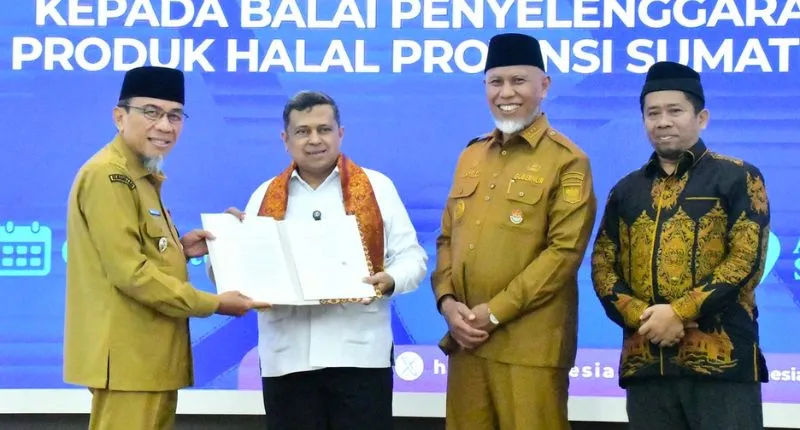 BPJPH Ahmad Haikal Hasan dan Gubernur Sumbar Mahyeldi Ansharullah. jajaran bupati, wali kota, Kepala Balai PJPH Sumbar Ikrar Abdi.(poto: padangkita.com).