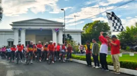Gubernur Sumbar Mahyeldi Ansharullah melepas peserta Merdeka Bike 81 Km dalam rangka menyambut Hari Ulang Tahun (HUT) ke-81 Kemerdekaan Republik Indonesia.(poto: padangkita.com).