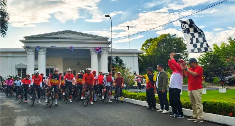 Gubernur Sumbar Mahyeldi Ansharullah melepas peserta Merdeka Bike 81 Km dalam rangka menyambut Hari Ulang Tahun (HUT) ke-81 Kemerdekaan Republik Indonesia.(poto: padangkita.com).